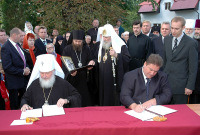 В Калининграде в присутствии Святейшего Патриарха подписано соглашение о сотрудничестве между правительством Калининградской области и Смоленско-Калининградской епархией